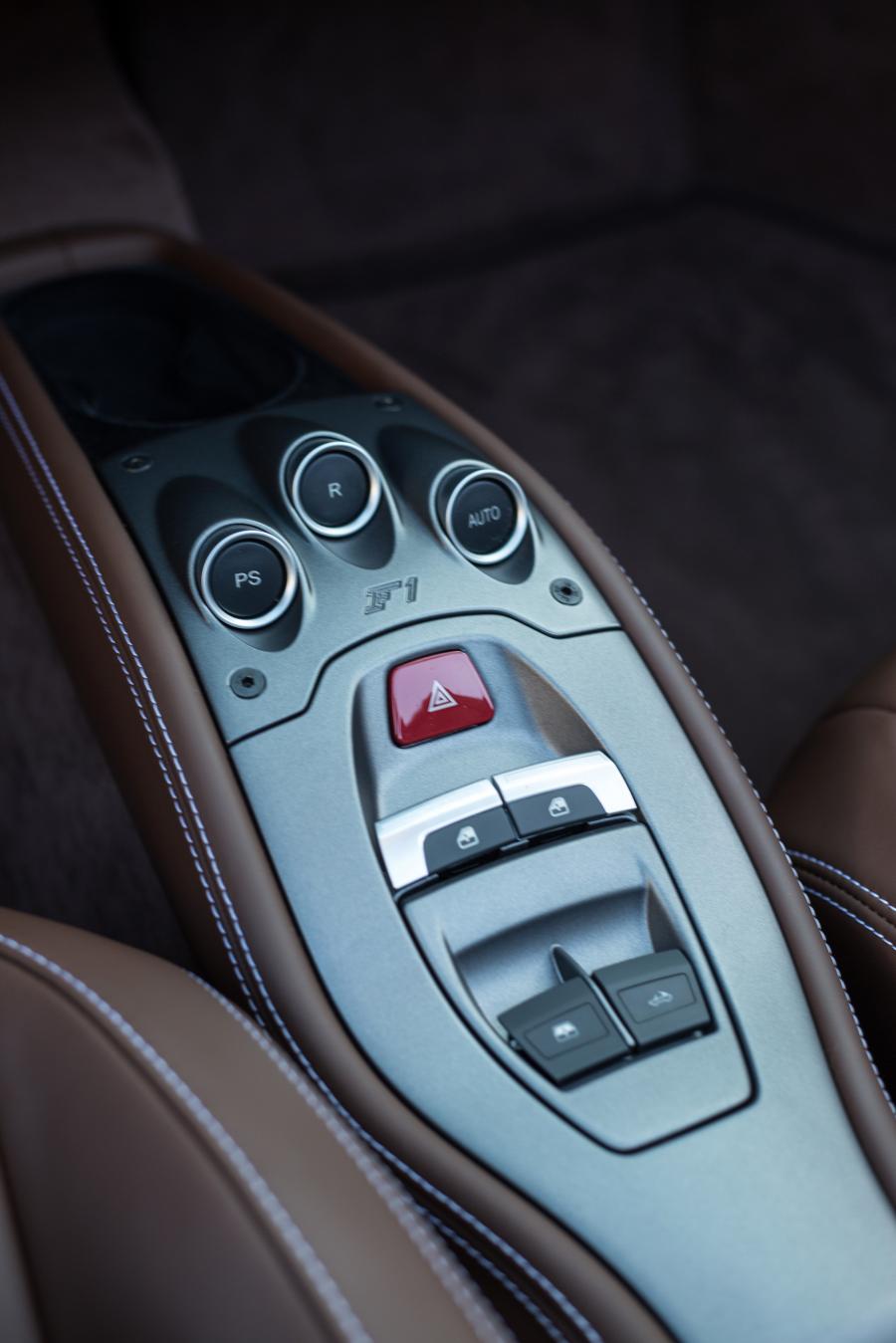 Детали интерьера Ferrari 458 Spider 2012 года  (NA) (фото 11 из 27)